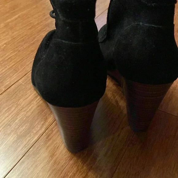 Lucky Brand black leather wedge bootie - size 9.5 - round toe - lace up - Picture 6 of 8